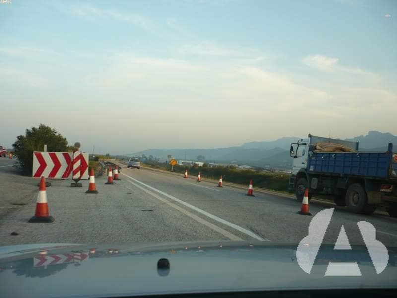 Por obras en la calzada se habilita un carril para la circulación en sentido…