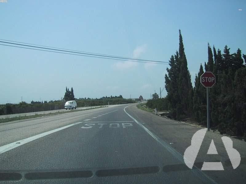 ¿Dónde debe detenerse en este cruce?