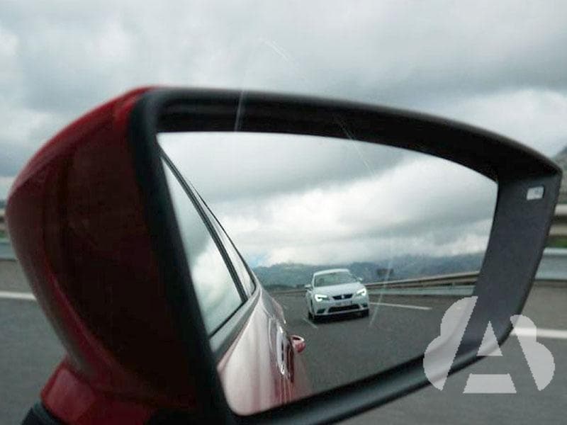 Para realizar una conducción segura, ¿cuándo debe mirar por los retrovisores?