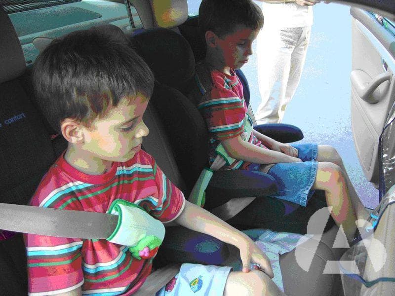 Los menores de edad de estatura igual o inferior a 135 centímetros deberán…