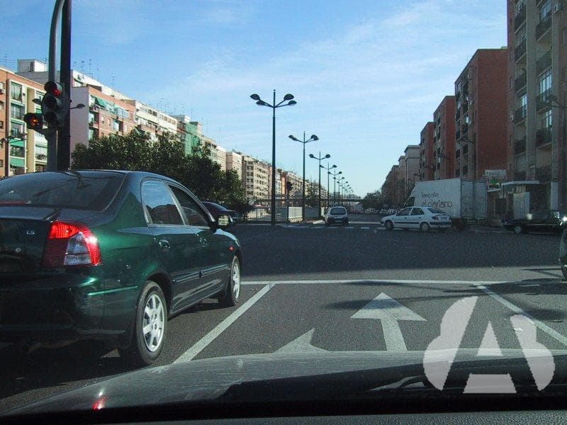 ¿Qué regla básica de conducción eficiente permite a un conductor advertir con…
