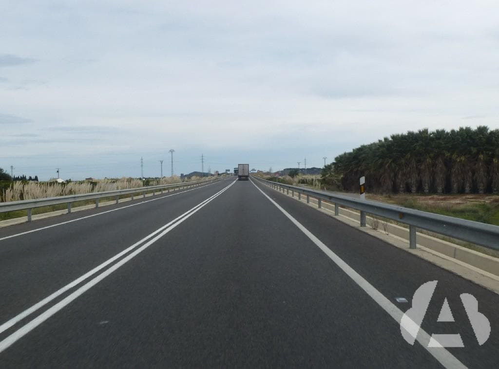 En el centro de la calzada hay doble línea continua, ¿qué indica?