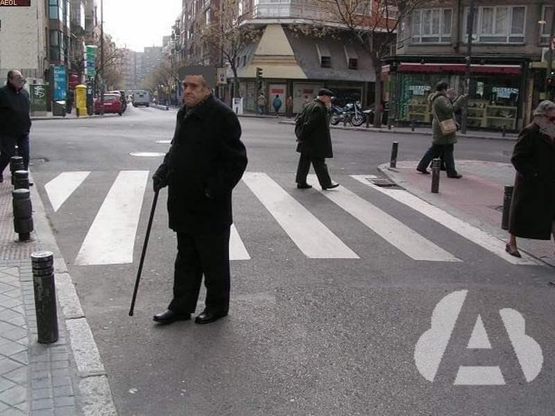 Para evitar el atropello de peatones, los conductores deben...
