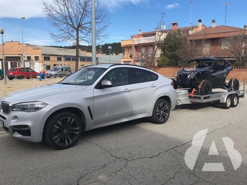Al estacionar un vehículo con remolque en una pendiente ascendente, si no…