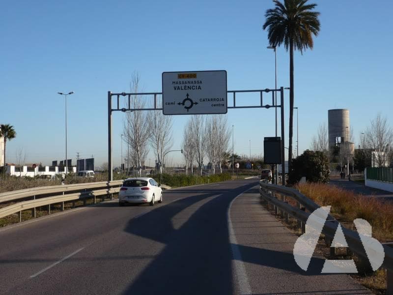 En una vía con dos carriles para el mismo sentido, el conductor de un turismo,…