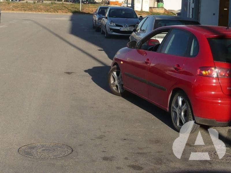 Cuando un vehículo está inmovilizado en el lado derecho de la calzada...