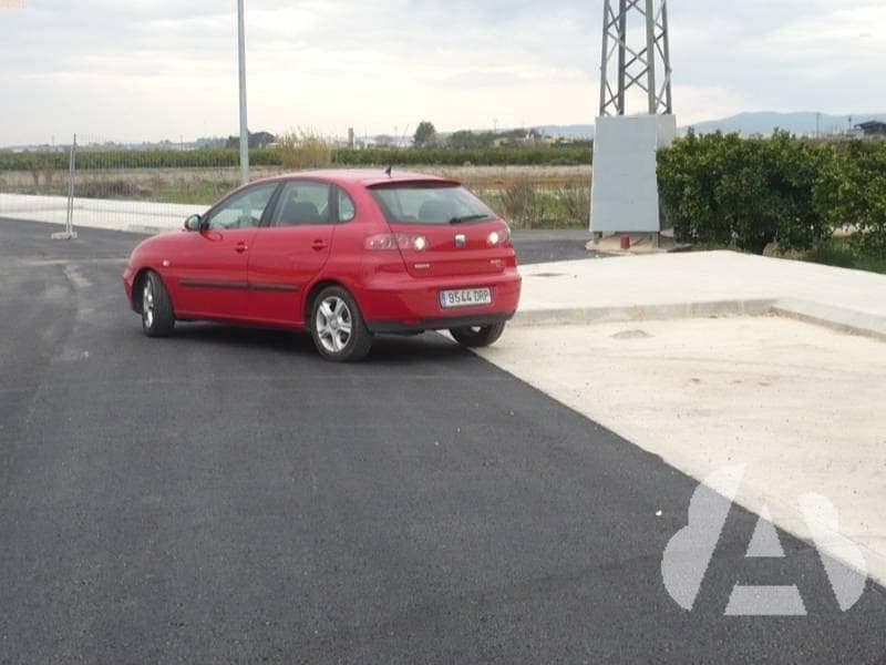 Para estacionar, ¿cuántos metros puede recorrer marcha atrás?