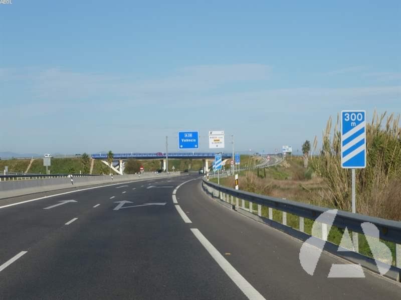 Circulando por una autopista observa que se ha pasado una salida, ¿puede volver…