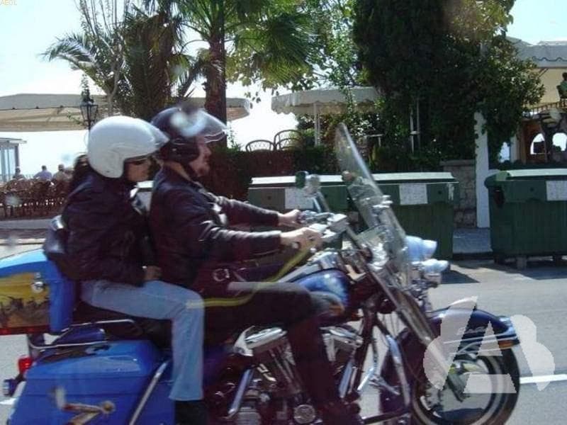 ¿Cuál es la edad mínima para viajar como acompañante en una motocicleta…