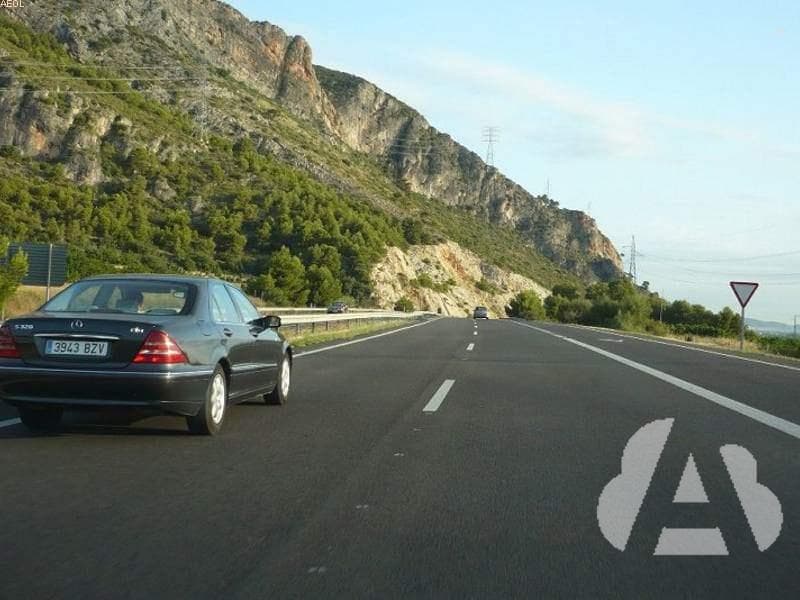 En esta vía de dos carriles en el mismo sentido, al vehículo de la imagen, como…