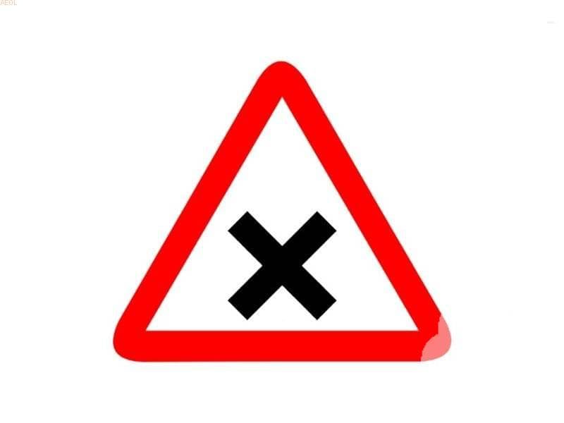 En una intersección regulada por esta señal, ¿a quién debe ceder el paso?