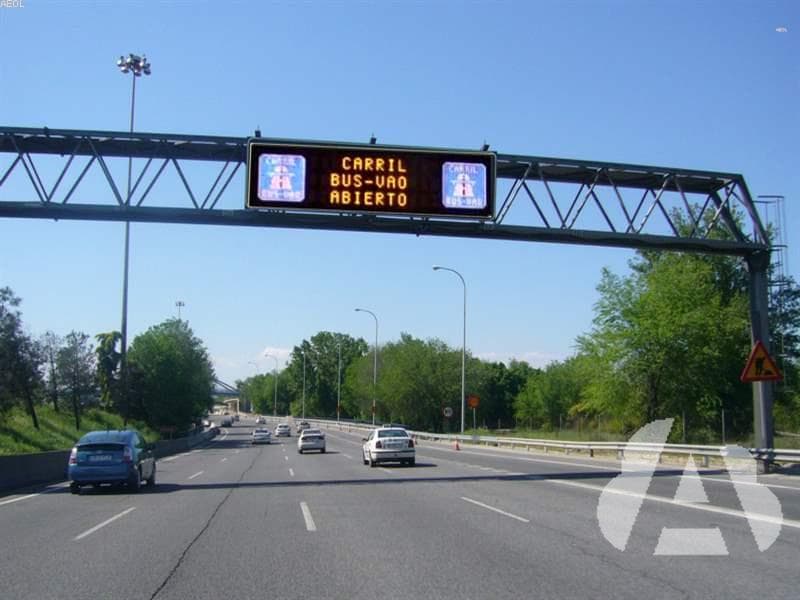 Cuando sólo lo ocupe su conductor, ¿puede un turismo circular por un carril…