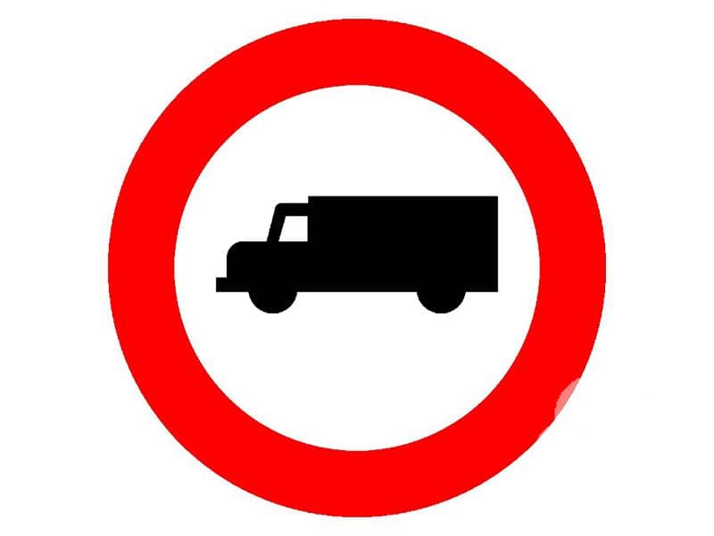 ¿A qué vehículos prohíbe la entrada esta señal?