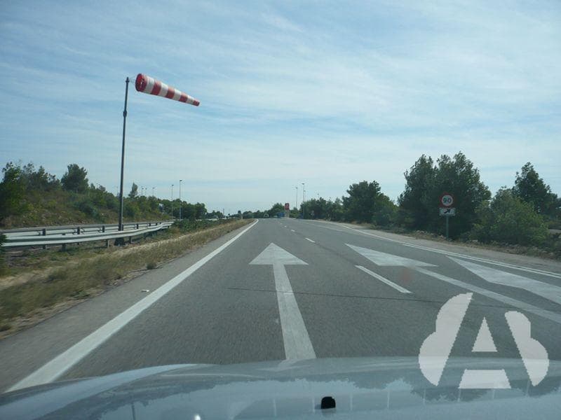 En días de fuerte viento, ¿qué debe hacer un conductor ante la presencia de…