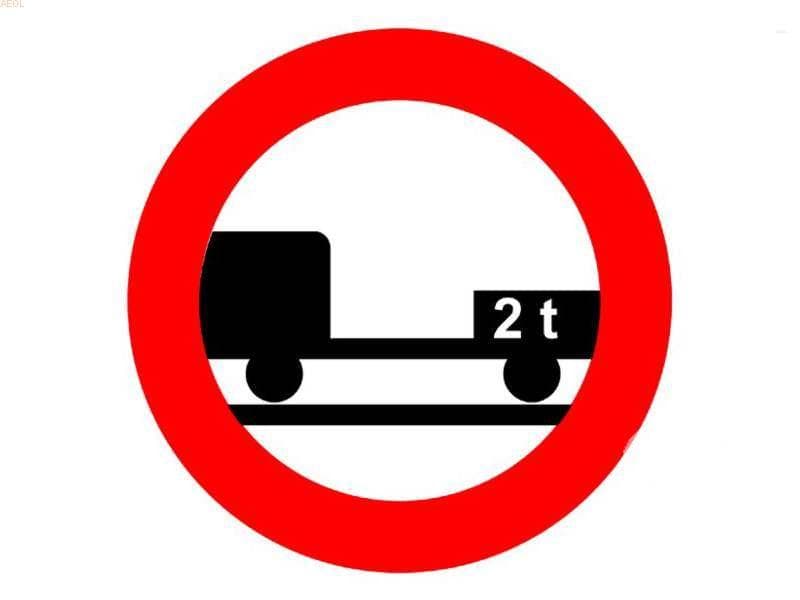 Esta señal, ¿prohíbe la entrada a los camiones?