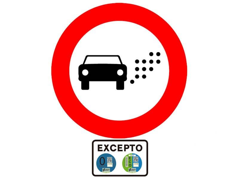 ¿Le está permitido el acceso a un vehículo de motor que disponga del distintivo…