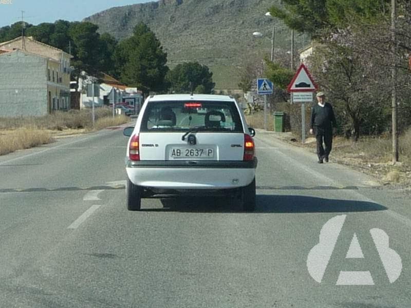 ¿Por dónde debe circular un peatón que transita por el arcén de una vía fuera…