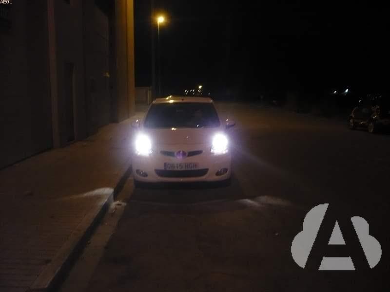 ¿Está permitido utilizar el alumbrado de largo alcance en una vía urbana?