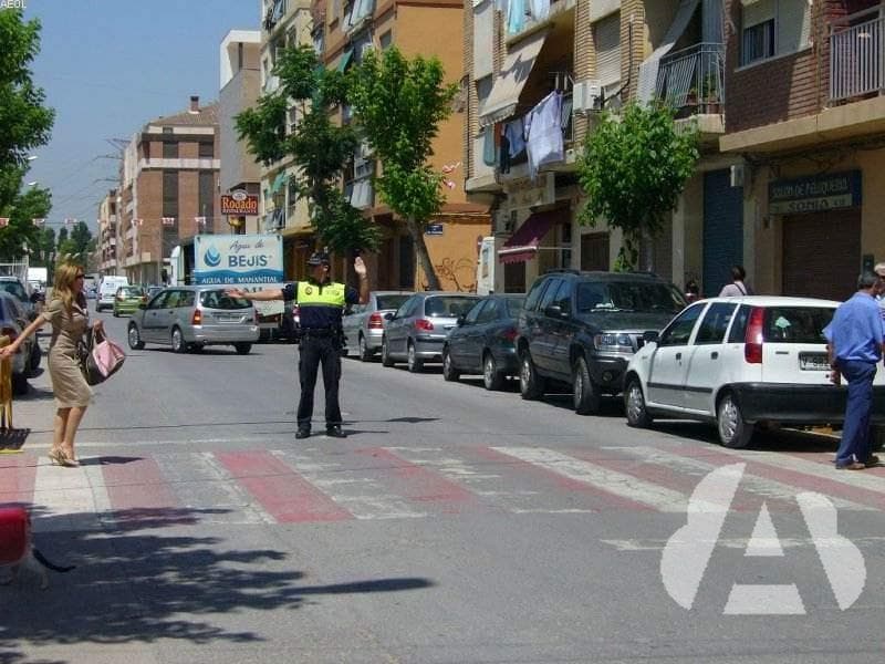Ante un paso para peatones señalizado con marca vial solamente, ¿cuándo hay que…