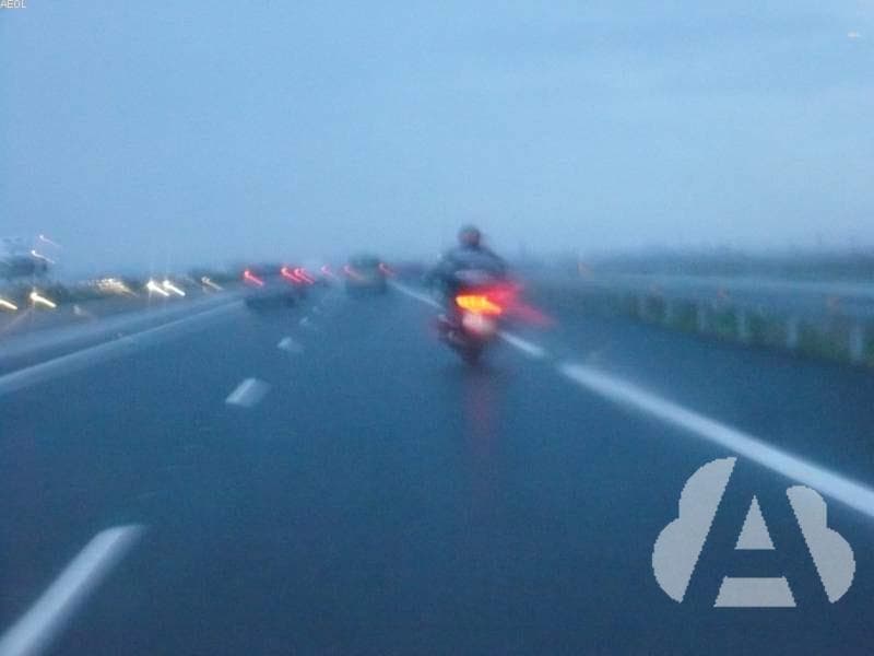 Circulando en moto, si la carretera se encuentra mojada, ¿cómo se debe tomar…