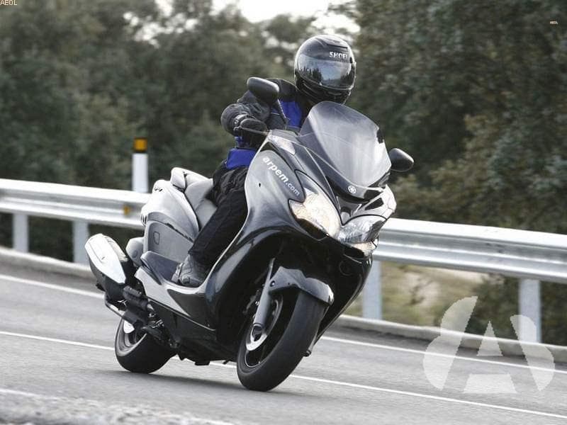 Durante el día, las motocicletas están obligadas a llevar encendida la luz de…