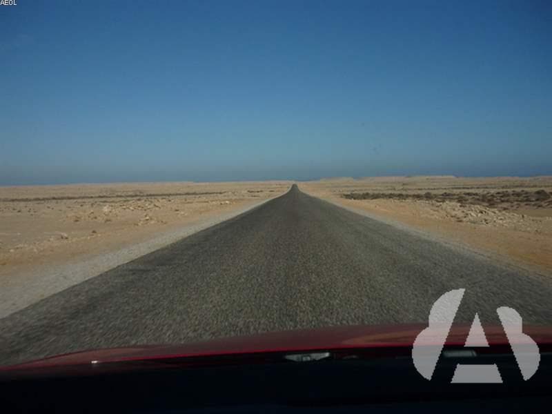 En una calzada de doble sentido de circulación en la que no están delimitados…
