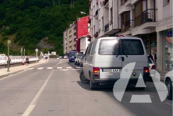 ¿Está permitido estacionar en doble fila?