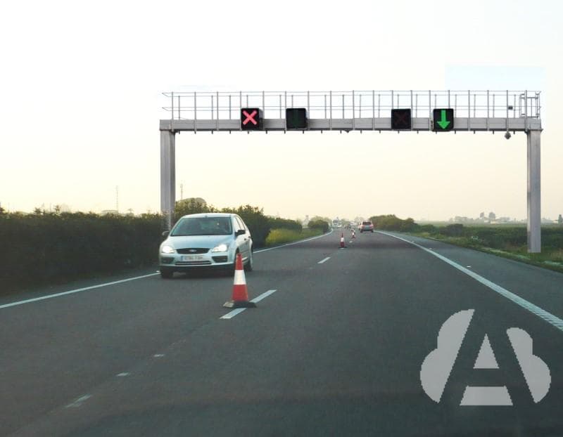 El carril que se observa a la izquierda está abierto para circular en sentido…