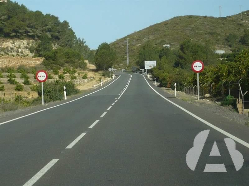 ¿A qué velocidad máxima tiene permitido circular un ciclomotor por esta…