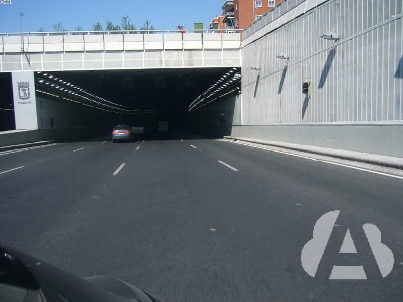 ¿Está permitido parar y estacionar en un paso inferior?