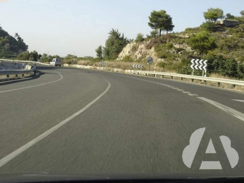 Si entra en una curva a la izquierda a velocidad excesiva, la fuerza…