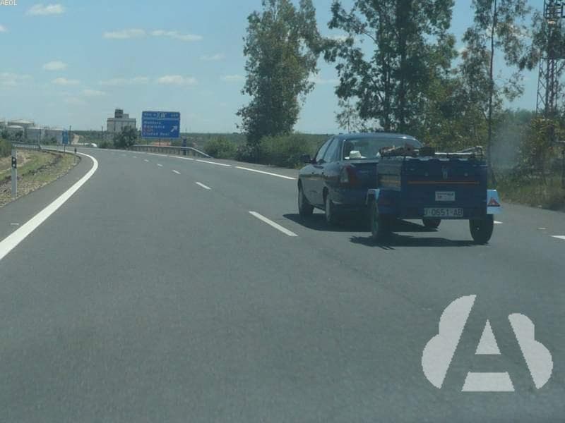 Para circular con seguridad, ¿qué precaución debe tomar al cargar un remolque…