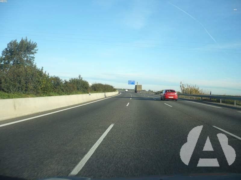 En esta autopista, con tres carriles para el mismo sentido, ¿por qué carril o…