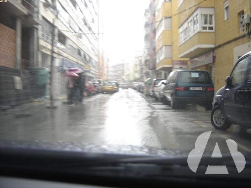 En caso de lluvia intensa, ¿es recomendable reducir la velocidad y aumentar la…
