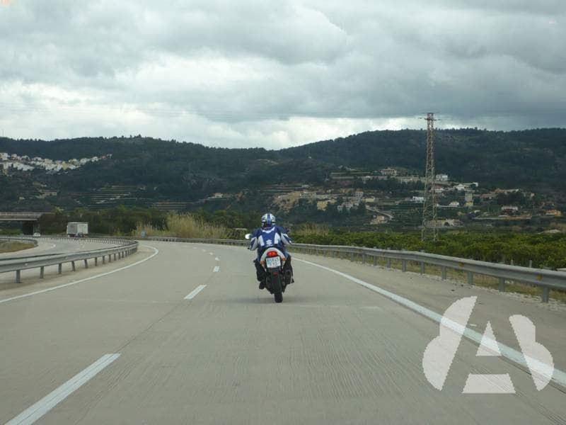 Sí va a conducir una motocicleta, ¿qué ropa es la más adecuada?