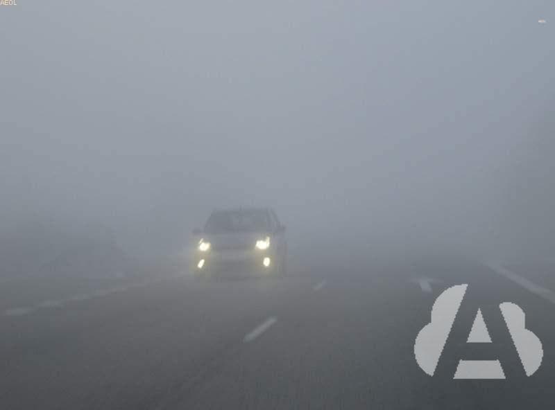 Hay mucha niebla. ¿Con qué luces es correcto que circule el turismo?