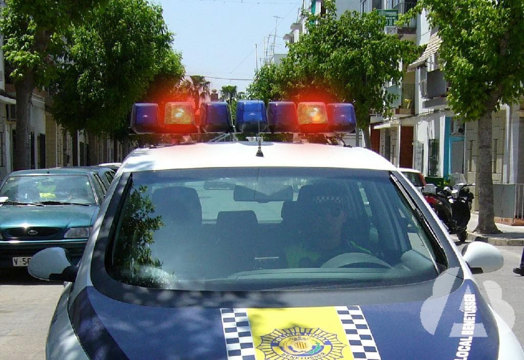 Un vehículo policial hace señales al conductor de un turismo que circula…