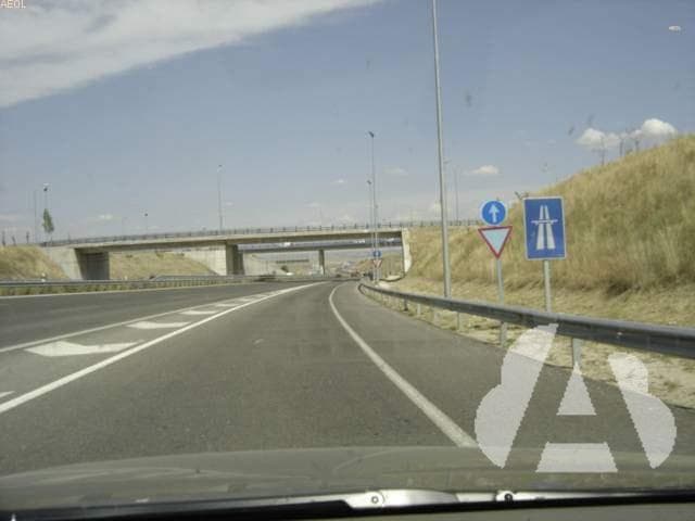Si circula por un carril de aceleración, ¿debe ceder el paso a los vehículos…