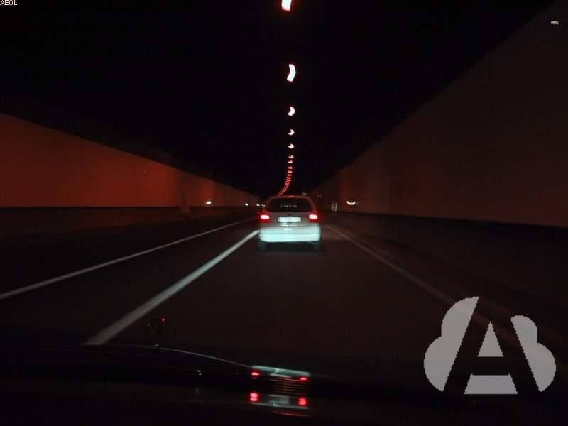 En un túnel, el conductor de una motocicleta, ¿qué distancia debe dejar con el…