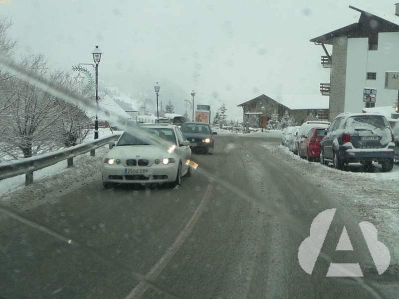 Circula por una vía interurbana y empieza a nevar de forma ligera, ¿puede…