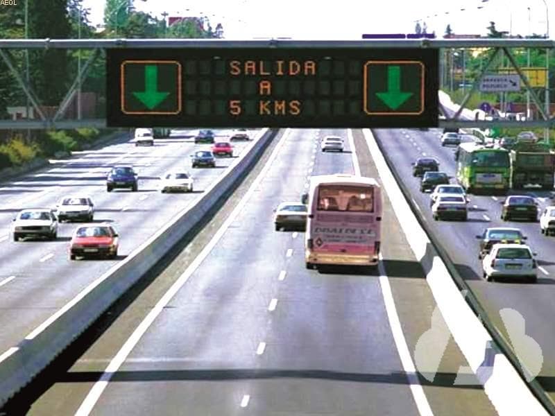 En esta vía con tres calzadas separadas, ¿por qué calzada debe circular?