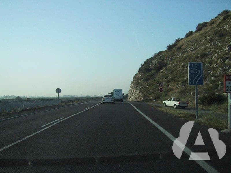 En una carretera convencional, se prohíbe circular a los turismos a una…