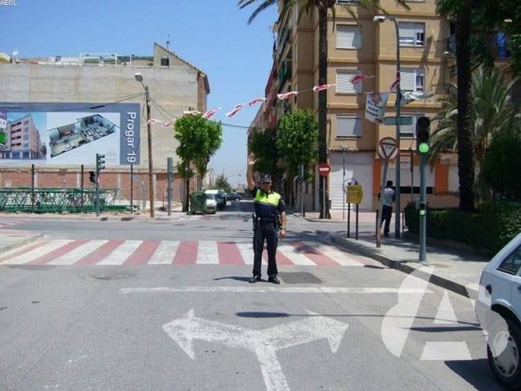 Si la luz del semáforo pasa a verde y el agente mantiene brazo en alto, ¿puede…