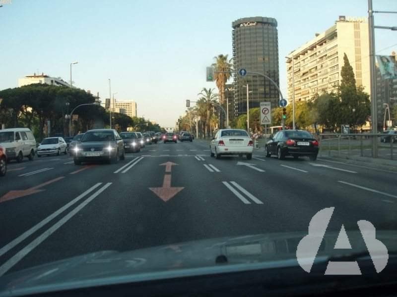 De acuerdo con la señalización, ¿es correcto utilizar el alumbrado del vehículo?
