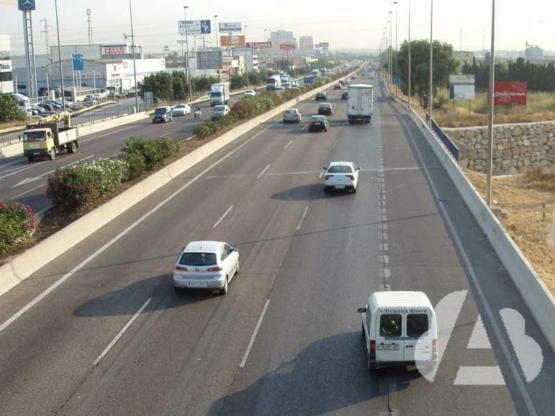 Si observa que un vehículo quiere incorporarse por el carril de aceleración,…