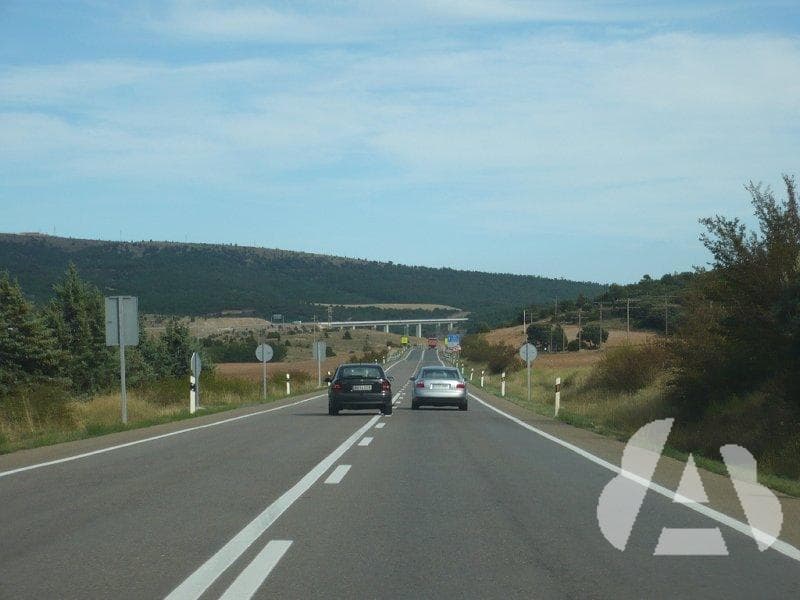 Durante los adelantamientos, los conductores de turismos, ¿pueden superar la…