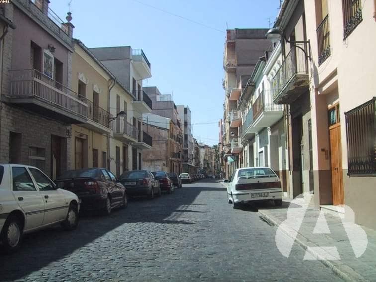 En una calle de un carril cuya calzada está a distinto nivel que la acera, ¿a…
