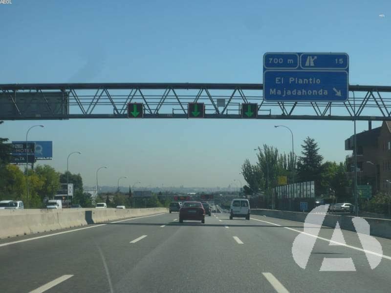 ¿Cuáles de los siguientes vehículos podrán circular por un carril de alta…
