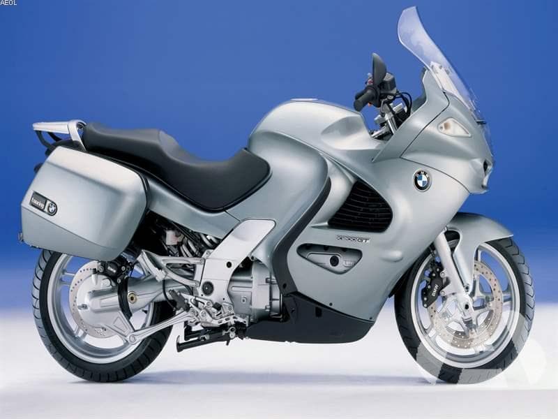 En una motocicleta, ¿cuánto puede sobresalir, por su parte delantera y por la…