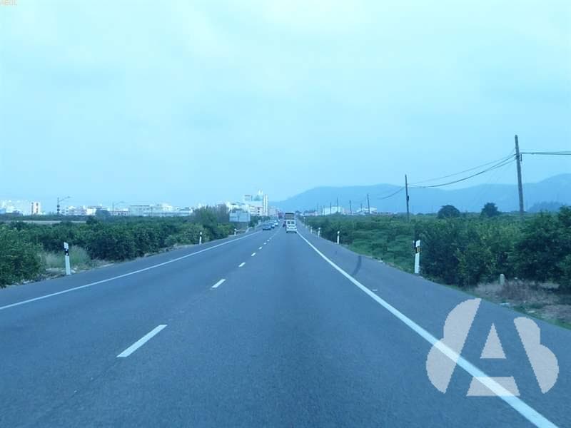 El arcén de la derecha es transitable y suficiente. ¿Qué vehículos deben…